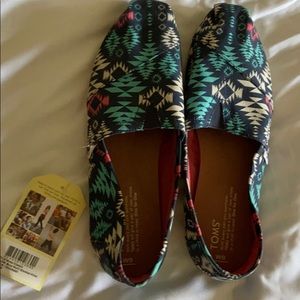 NWT Toms women’s size 9 tribal multi colored Navy